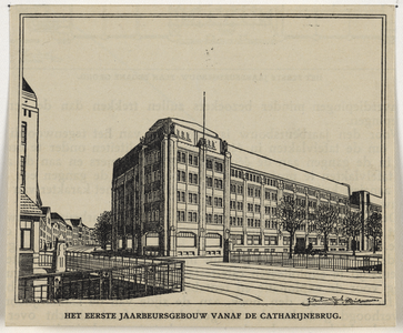 214846 Gezicht op het eerste Jaarbeursgebouw op het Vredenburg te Utrecht, vanaf de Catharijnebrug.